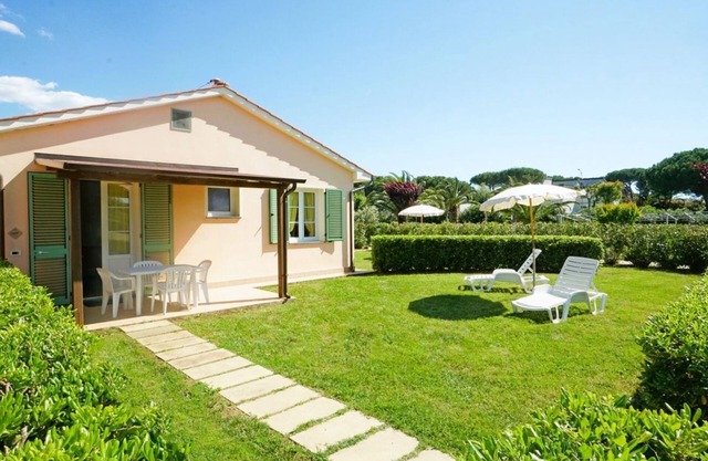 Ground floor apartment of 40 m2 composed of a living room with satellite TV, cooking side, fridge with freezer, microwave oven.Double bedroom, two additional beds and bathroom.Air conditioning, clothesline.The apartment has a large garden furnished with