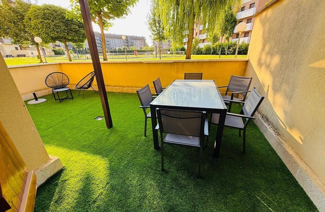 Ground-Floor Apartment in Jaca with Terrace, Pool, and Garage for 6 Guests