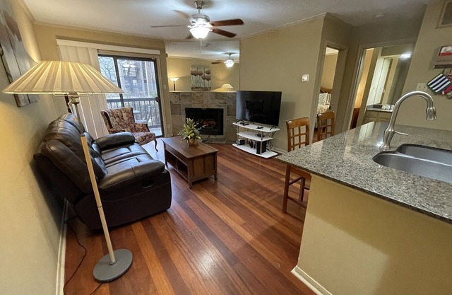 Ground Floor Condo in Gated Quiet Complex near the Domain, King Bed