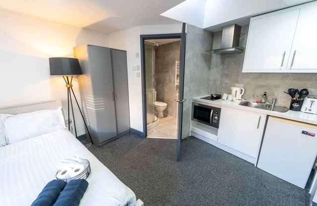 Ground floor private studio close to UOB