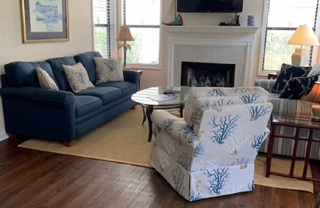 Ground Level End Unit; 3BR (2 KING bedrooms!)/2BA; Gated; Stroll to Village/Pier