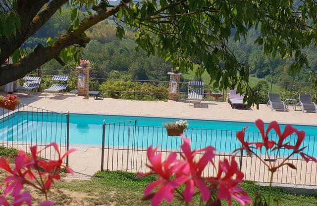 Group Accommodation with pool and private garden near Barolo