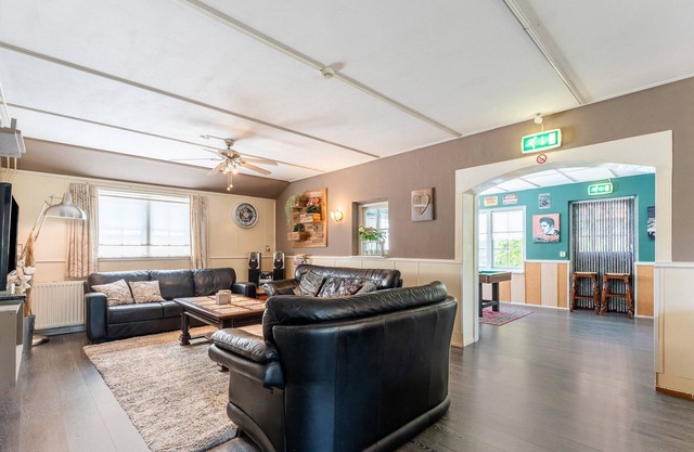Group Home in Giethoorn with Waterside Terrace