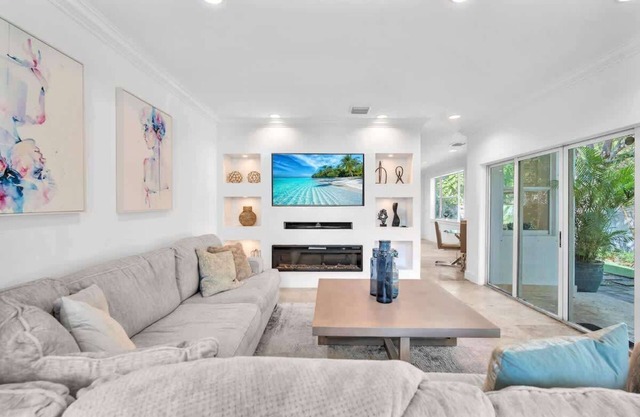 Grove Walk Manor | 3BR Oasis in the Grove