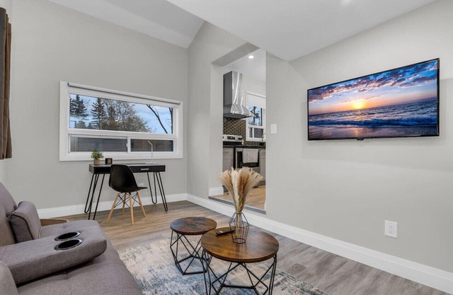 Guelph - Hot Tub - Cozy 3 Bed 1 Bath Loft House