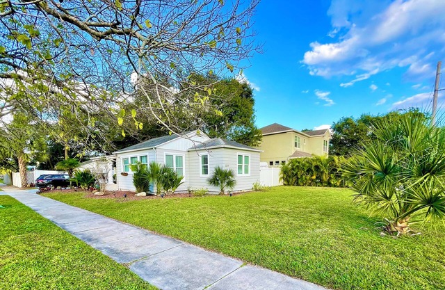 Guest favorite! South Tampa Home - Close to the Bay & Beaches! Great location!