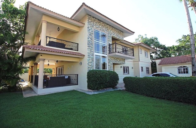 Guest-friendly 8BD villa in central Sosua, with pool, cable TV, fast internet!
