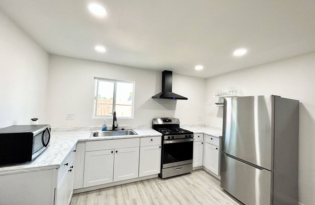 Guest house 1bed-1bath in between DTLA and Orange County.