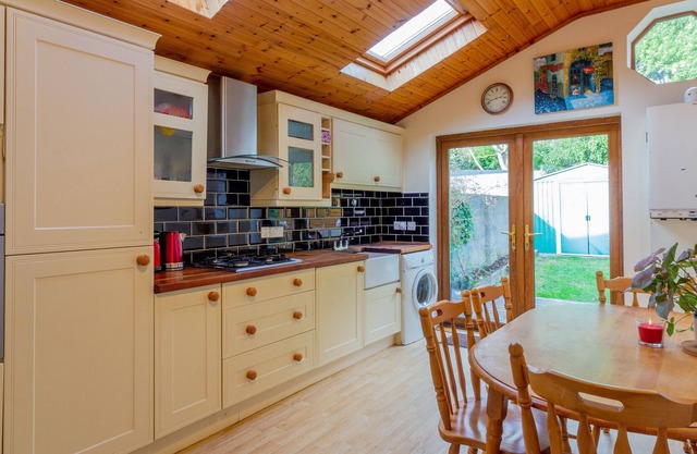 GuestReady - Large Home with Private Driveway