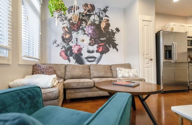 Guitar Groove: King Beds & Keyless Entry Near Music Row – A Stunning Nashville Escape!