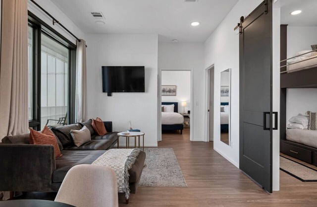 GULCH Located with 4 Beds - Pool, Private Patio & Secure Parking