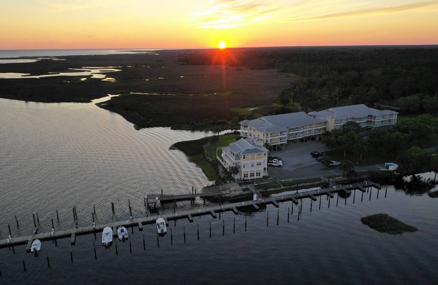 Gulf Breeze Condo #107 - Wifi, Private Boat Ramp and Pool