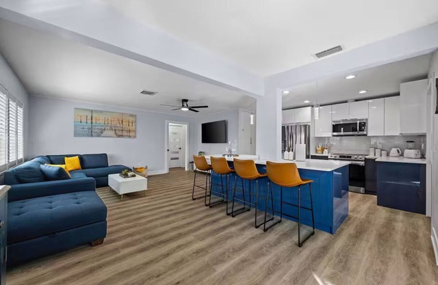 Gulf Coast Paradise: 3/2 Beach Retreat with Pool & Family Amenities