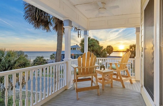 Gulf View * Sunsets * Boat parking * King Bed * Walk to Downtown * Bikes