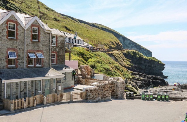 GULL ROCK, pet friendly, country holiday cottage in Trebarwith Strand