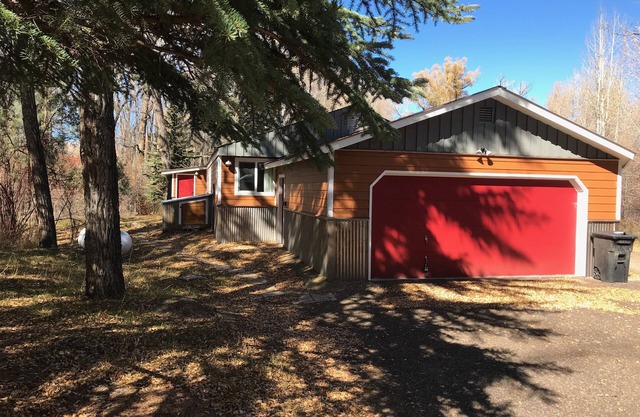 Gunnison River Getaway - pet friendly, secluded, quiet, EV charging