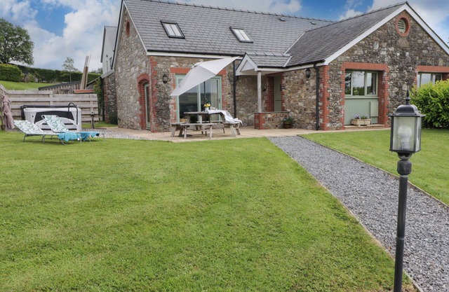 GWENNOL COTTAGE, pet friendly, character holiday cottage in Llandeilo