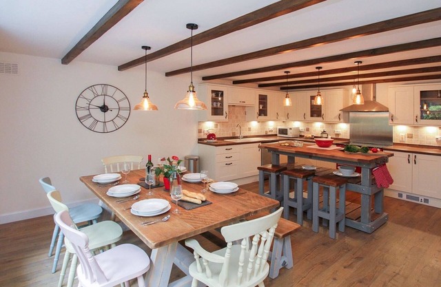 GWYNDY BACH, family friendly, with open fire in Beddgelert