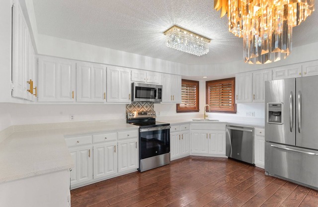 Gym & BBQ Included, Lake Access, Deck & Hill Country Views