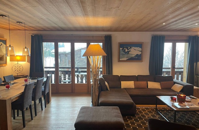 Half chalet 150m2, 400m from center/ski, 3/5 bedrooms, garage, sleeps 6/10
