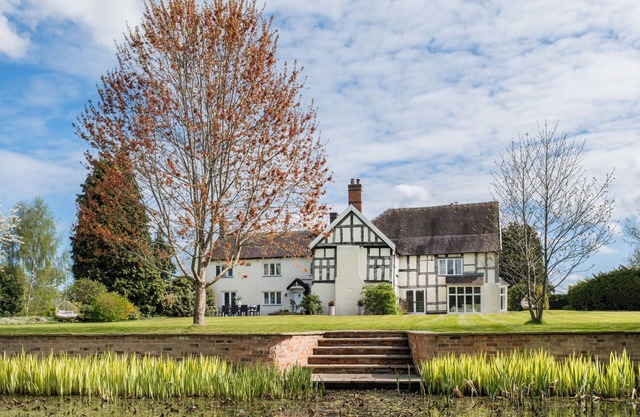 HALL O'COOLE, character holiday cottage, with open fire in Wrenbury