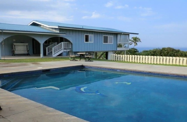 Hamakua Coast Home- Ocean views, private, clean and friendly