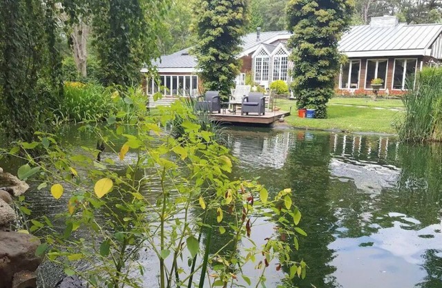 Hamptons Studio with private entrance, bathroom, BBQ & patio in gated estate.