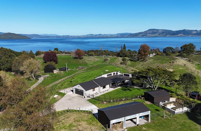 Hamurana Lakeview Farmhouse Luxury Retreat Hot Tub, Hamurana Luxury Lakeview Farmhouse w/animals an