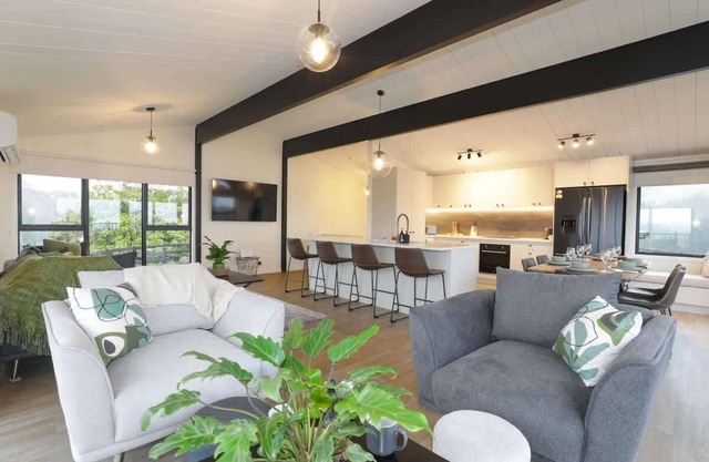 Hamurana Views | Great Lake & Farm Views with Spa