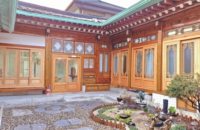 Hanok houses only in Korea are located in tourist attractions.Try something new.