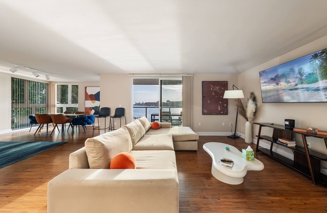Harborfront Haven Stylish 3BR Condo w/Fitness Amenities