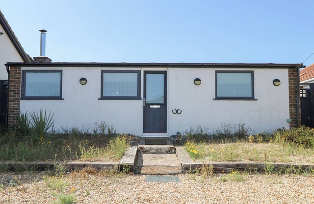 HARBOUR ROAD QUIRKY BEACH RAILWAY CARRIAGES, with a garden in Pagham