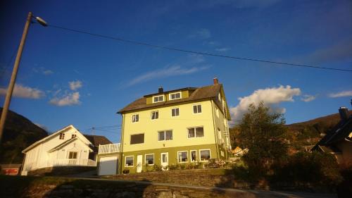 Hardanger Rom & Harmonium "The Green B&B"