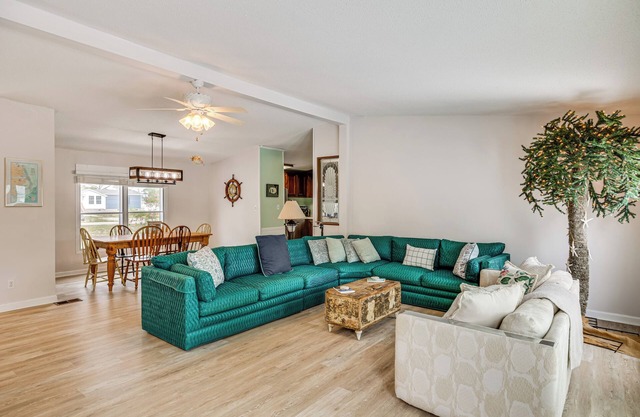 Harkers Island Getaway w/ Deck: Near Cape Lookout!