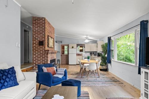 Harpers Ferry Cottage Hot Tub, WiFi, Dog-Friendly