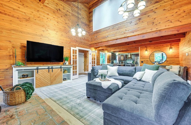 Harstine Island Home w/Hot Tub & Beach Access!