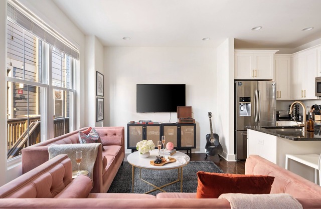 Hart Suite 14 by AvantStay | Gorgeous Town House w/Modern Amenities!