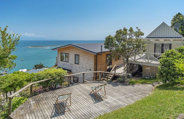 Haulashore Views - Nelson Waterfront Vacation Home