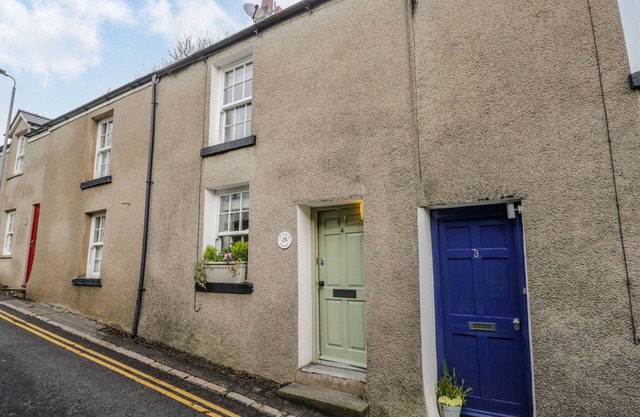 HAWTHORN COTTAGE, pet friendly, with open fire in Ulverston
