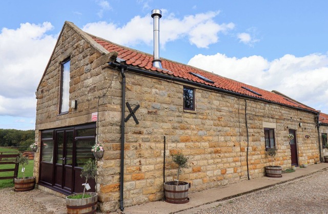 HAYLOFT, family friendly, with hot tub in Staintondale