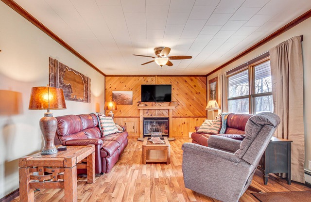 Hayward Home w/Private Deck, Fire Pit & Kayak!
