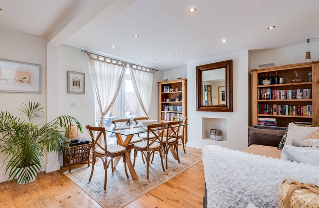 Headington Orchard - 3 Bedroom House & parking & garden