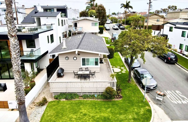 Heart of Corona Del Mar! 10 minute walk to the beach/Steps to downtown!
