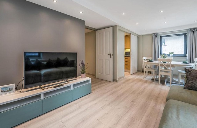 Heart of Edinburgh's Old Town - Modern 2 Bedroom Apartment & Lift - Old Fishmarket Close.