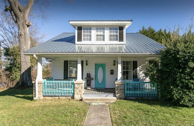 Heart of Hendo {5 BEDS }