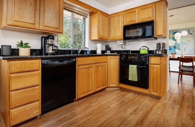 Heart of the Pacific Northwest, Pet Friendly, Short Walk to Autzen, Outdoor Patio & Ping Pong Table