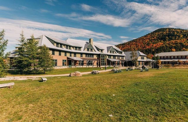 Heart of the Presidential Range! Hiker Breakfast, Shared Bath, Trail Access