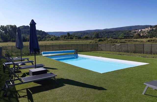 Heated pool and renovated interior 360° view of Ménerbes and Lubéron