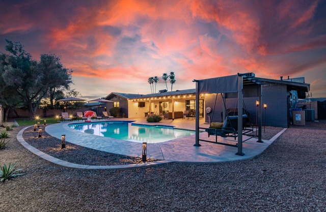 Heated Pool, Grassy Yard! Sleeps 12!