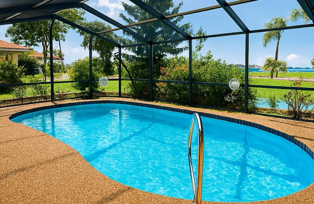 !HEATED POOL/LANAI-BBQ-CANAL WATERFRONT-NEAR BEACH/GOLF/PARK/TENNIS/RESTAURANTS!